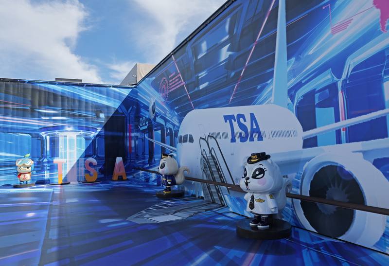 松山機場觀景台整修將近2年，終於在日前完工，可望中秋連假開放，入口處設置吉祥物3D彩繪主題牆，提供旅客拍照打卡