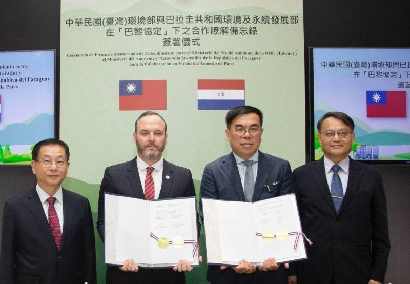 外交部常務次長葛葆萱（左一）出席巴拉圭環境及永續發展部長巴雷多（Hon. Rolando De Barros Barreto，左二）與我國環境部長彭啓明（右二）「在『巴黎協定』下之合作瞭解備忘錄」簽署儀式，環境部政務次長謝燕儒（右一）出席觀禮