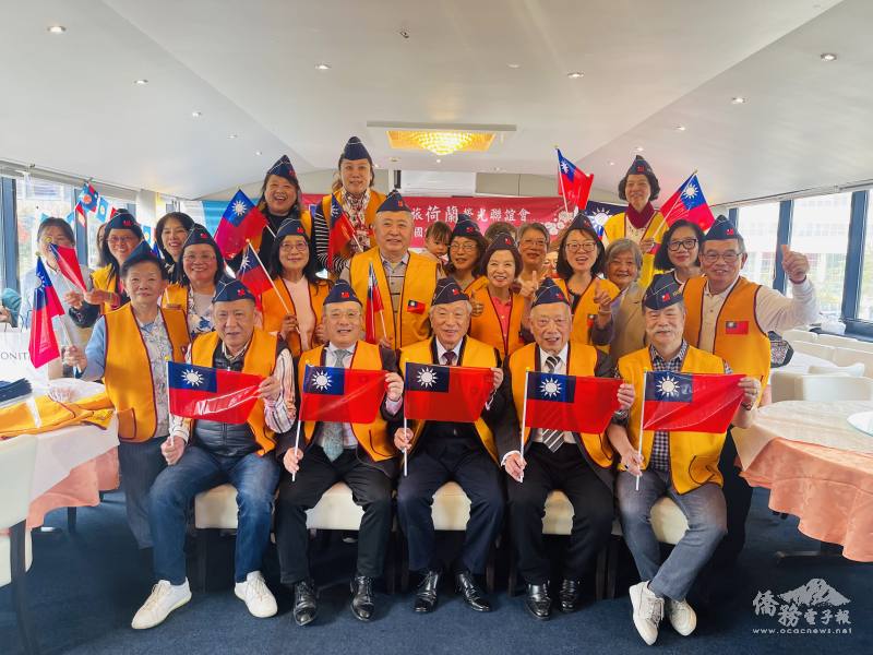 駐荷蘭代表處特任大使田中光(第1排中)出席荷蘭榮光聯誼會慶祝中華民國114年雙十國慶暨中秋聯誼活動