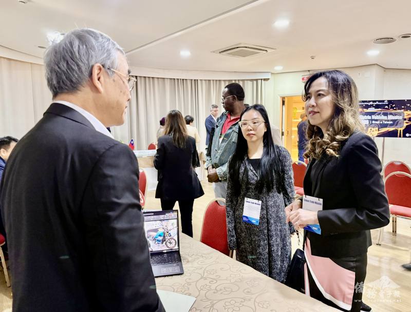 駐聖保羅辦事處處長朱怡靜（右）關心參展廠商、中為經濟組秘書陳映潔