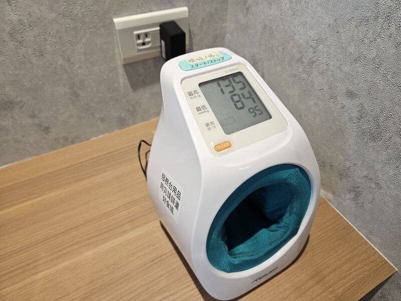 代謝症候群是「百病之源」，加入國健署推出的代謝症候群防治計畫，追蹤至少3次，近3成個案體重減輕、4成腰圍減少、過半數血壓獲改善。圖為血壓機