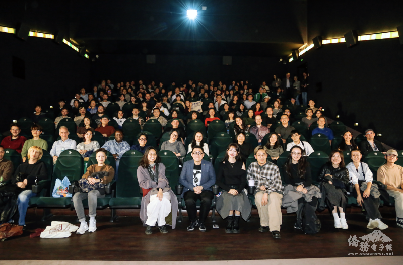 第八屆柏林臺灣影展首映場。臺灣導演林書宇（首排中央著藍色西裝外套者）和演員夏宇喬（導演右側著黑色服裝者）與觀眾大合照。