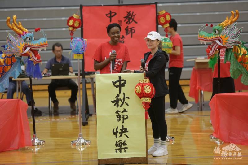 TCML學生奧利維亞(右)與朱莉思(左)合唱〈月亮代表我的心〉