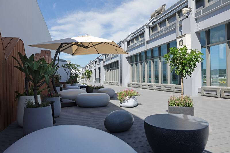 松山機場觀景台整修將近2年，終於在日前完工，可望中秋連假開放。整修工程強化基礎結構，設計山形意象牆面及鵝卵石與雲朵造型座椅，讓旅客能舒適休憩