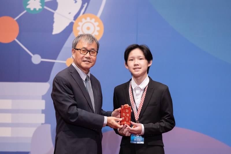 鄭英耀部長致贈紀念品予得獎學生代表