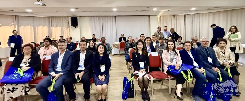 朱怡靜（前排右5）、臺貿中心主任施懿倫（前排左4）、世華巴西分會副會長黃林月嬌（前排右1）和出席人員合影