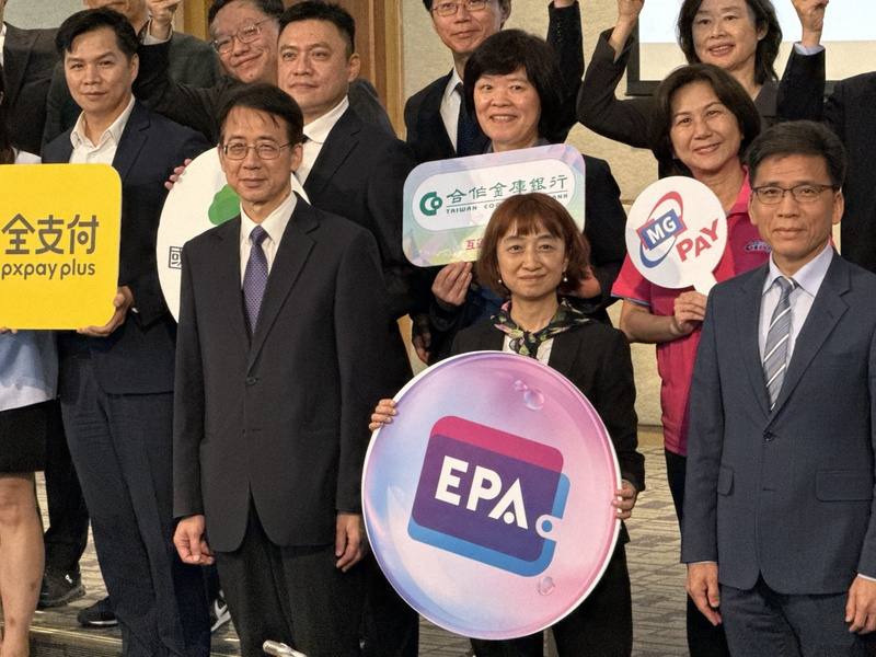 中華民國電子支付商業同業公會1日舉行成立大會，首屆理事長劉美玲（前排右2）表示，公會將協助中小型商店能輕易使用電子支付，以實踐普惠金融、創造社會價值