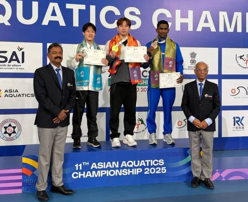 2025亞洲水上運動錦標賽在印度舉行，「台灣蝶王」王冠閎（中）1日傳捷報，他在男子200公尺蝶式決賽以1分56秒63技壓群雄奪金。（教練黃智勇提供）