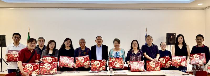 中華會館贈送每人一盒中秋月餅