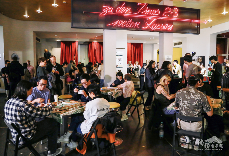 麻將工作坊裡，男女老少各國人士聚精會神，一圈接一圈。