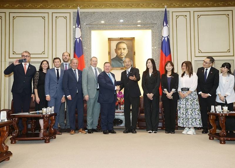 立法院長韓國瑜（右6）1日下午接見「奧地利跨黨派國會議員訪問團」奧地利友台協會主席艾蒙（Werner Amon）（前左6）等一行，兩人握手致意並合影