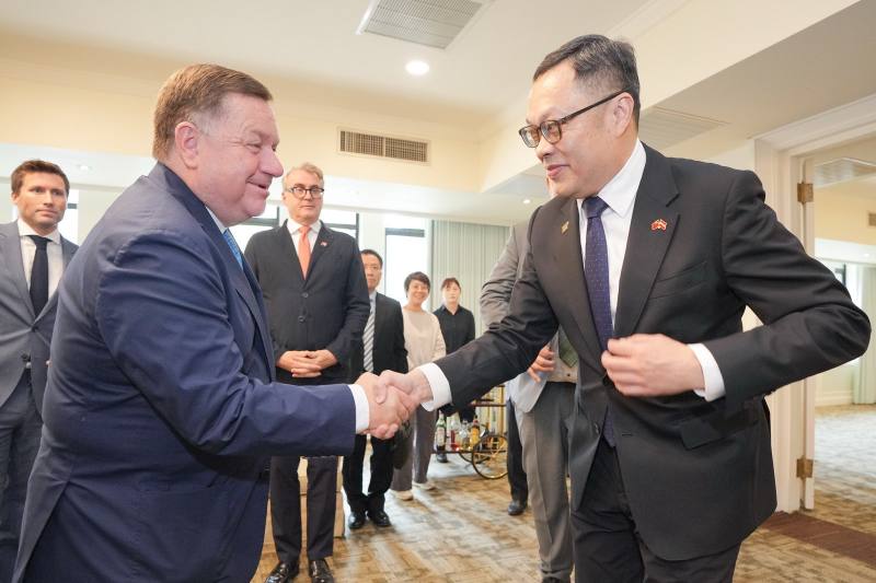 外交部政務次長陳明祺（右）歡迎奧地利友台協會主席艾蒙（Werner Amon，左）