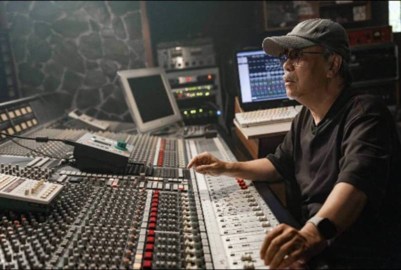 中華文化總會最新一期「匠人魂」影片以資深混音師郭遠洲（圖）為主角，主題為「混音人聲」，從郭遠洲入行近45年經歷來映照台灣聲音工業的興衰與轉變。（文總提供）