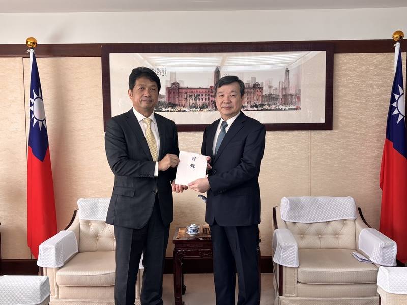 花蓮馬太鞍溪堰塞湖溢流重創花蓮光復鄉，日本茨城縣知事大井川和彥（左）2日率領副知事岩下泰善和縣府人員訪問駐日代表處，捐贈義援金100萬日圓（約新台幣21萬元）。駐日代表李逸洋感謝茨城縣援助，表示這對災區民眾是極大鼓舞
