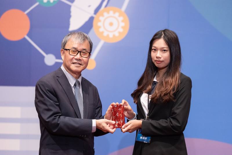 鄭英耀部長致贈紀念品予得獎學生代表
