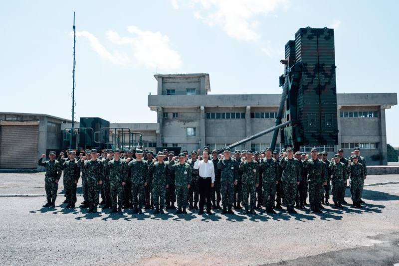 顧部長2日前往澎湖地區實施秋節慰問，與官兵合影