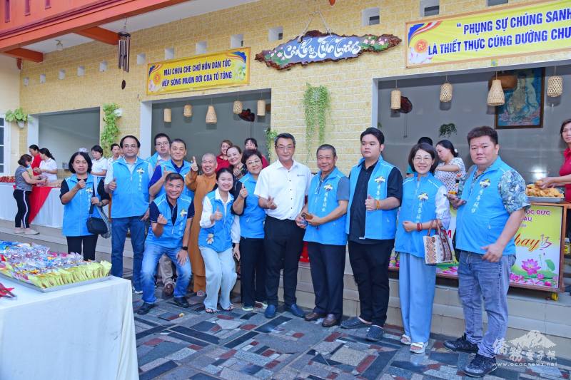 頭頓商會舉辦中秋送暖慈善活動，會長陳威光（白色襯衫）率領幹部關懷500名清寒學童