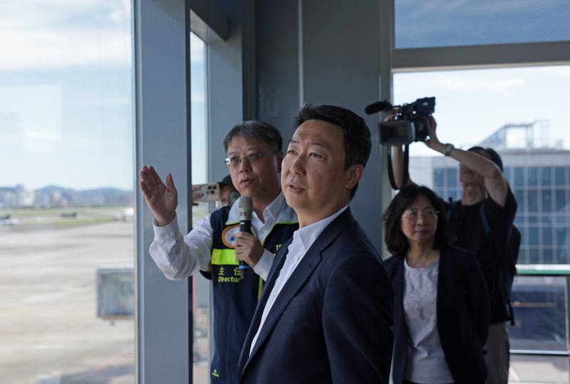 松山機場觀景台整修將近2年，終於在日前完工，交通部長陳世凱（前中）2日上午前往視察後表示，希望在中秋連假就可開放給民眾使用