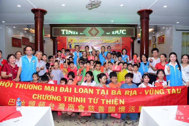 頭頓臺灣商會與越南佛寺共同舉辦「落葉劑協會」慈善活動合影