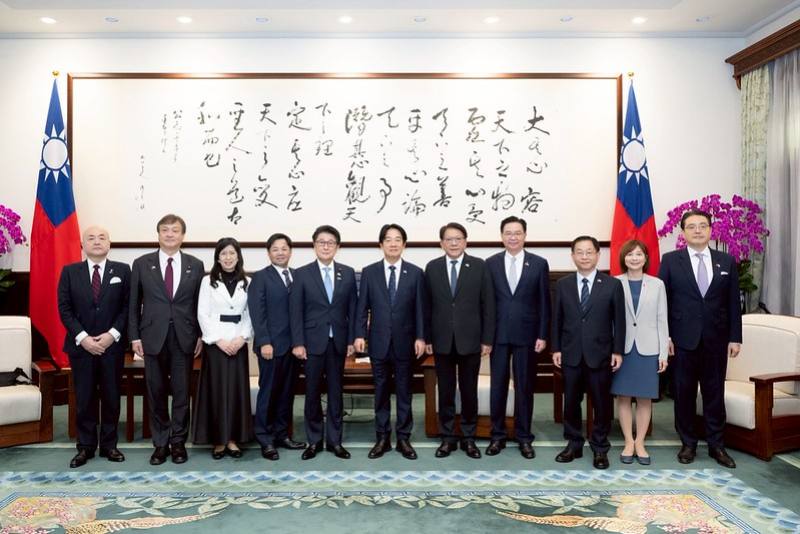 President Lai poses for a photo with a delegation led by Japanese Liberal Democratic Party Members' General Assembly in the House of Councillors Chairperson Matsuyama Masaji.