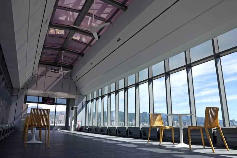 松山機場觀景台整修將近2年，終於在日前完工，可望中秋連假開。，整修工程強化基礎結構，重新鋪設防水層及塑木地板，並增設座椅休息區及咖啡店，提供旅客更完善的餐飲服務