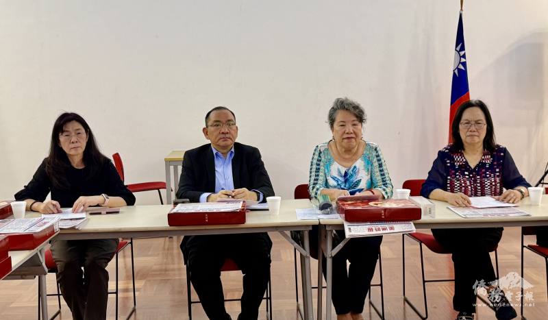 右起為聖保羅中華會館副理事長林劉素花、理事長斯碧瑤、主任尤正才、秘書長趙士縈主任