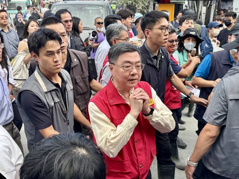 Premier Cho Jung-tai (front second, in red) thanks volunteers at Guangfu Station in Hualien County on Sept. 28, 2025 CNA file photo