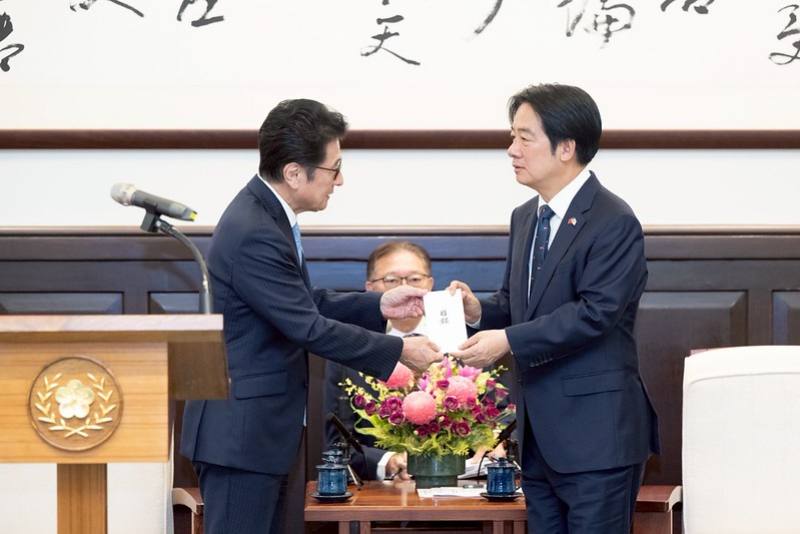 Japanese Liberal Democratic Party Members' General Assembly in the House of Councillors Chairperson Matsuyama Masaji presents President Lai with a list of donations from the delegation for those affected by the recent disaster in Hualien.