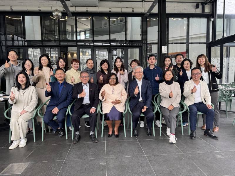 我國駐史瓦帝尼王國公使崔靜麟（前右三）代表梁洪昇大使陪同觀光踩線團與史瓦帝尼觀光暨環境部長姆孔坦（Jane Mkhonta-Simelane，前右四）早餐敘，就台史推動觀光合作交流交換意見