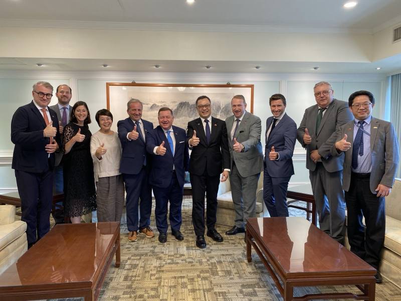 外交部政務次長陳明祺（右五）與奧地利跨黨派國會議員訪問團合影