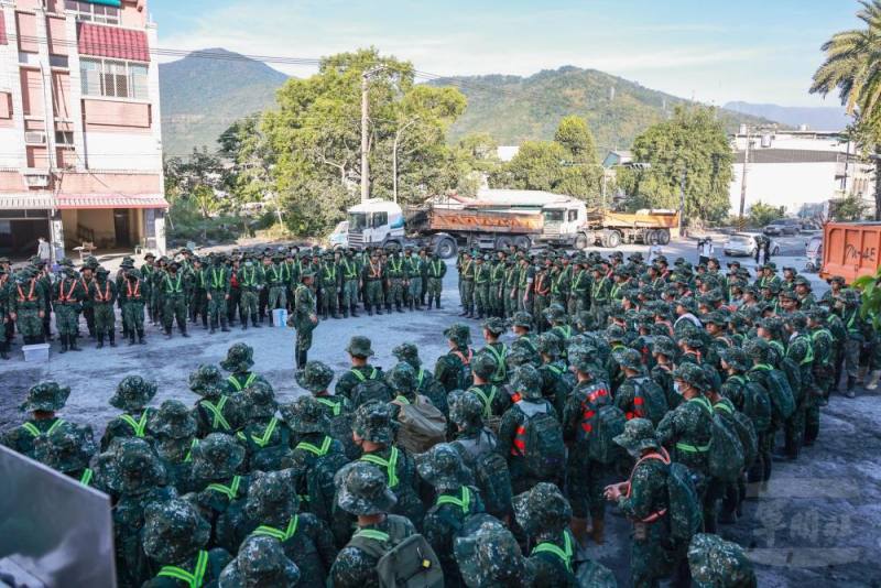 救災增援部隊與第一梯次救災部隊任務交接。（第二作戰區提供）