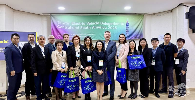 貴賓和參展廠商合影