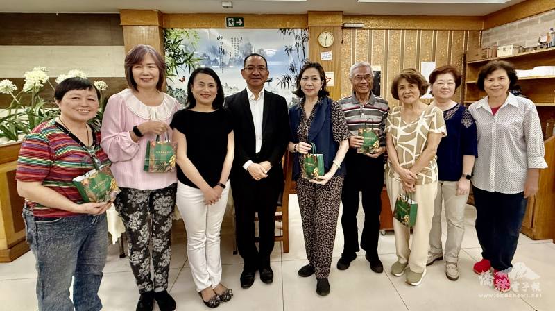 主任委員梁菽芬（右2）致贈禮物給老師們和聖保羅文教中心主任尤正才（左4）、臺貿中心主任施懿倫（左3）