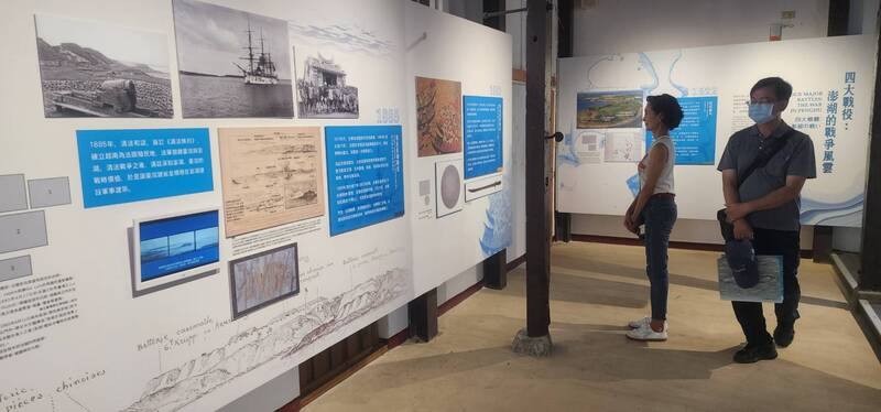 澎湖縣政府文化局主辦的「潮向和平－澎湖軍事文史暨眷村故事特展」3日在篤行十村眷村文化園區登場；此次展覽展示珍貴歷史文獻、圖像與文物，呈現澎湖在戰爭年代的角色、軍事建築的演進與眷村社群的日常