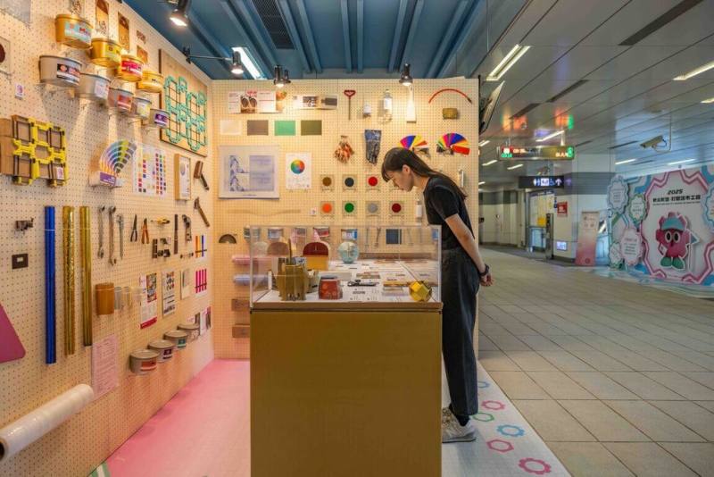 新北市設計中心推出「2025新北製造：打開城市工廠」系列活動，即起至11月2日在捷運環狀線中原站推出靜態特展，呈現新北工業的歷史脈絡與未來發展。（新北市文化局提供）