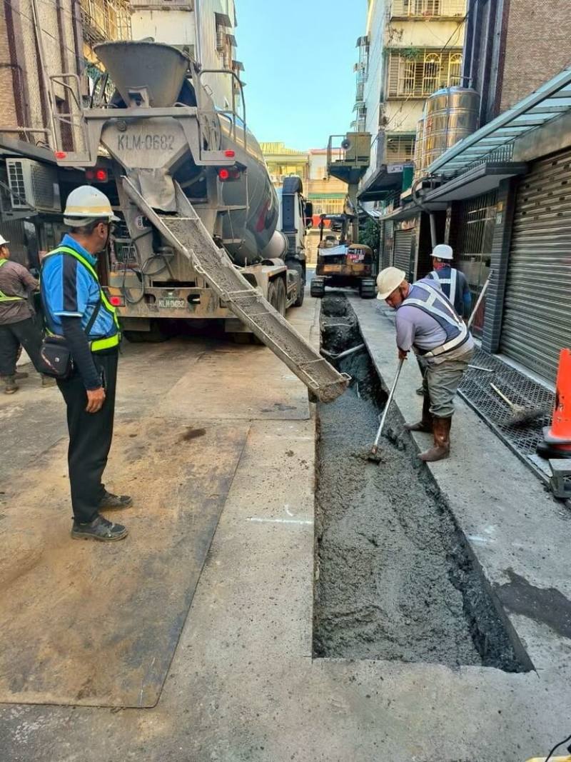 新北市政府環境保護局創建「焚化再生粒料追蹤管理平台」，數位化管制3座焚化爐的底渣與粒料，讓每批再生粒料都有「身分證」，掌控流向邁向淨零永續。圖為焚化再生粒料應用於管溝回填。（新北市府環保局提供）