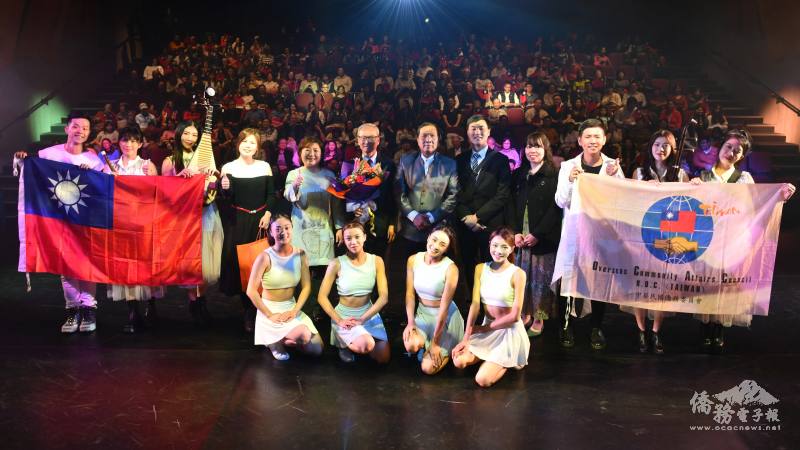 後排左四起為華夏協會理事長林涵婷、駐奧克蘭辦事處處長陳詠韶、僑委會前委員長吳新興博士、當代樂坊團長李建興、僑委會隨團秘書尚庭安、駐奧克蘭僑務秘書王詩婷。與全體文化訪問團團員及滿座鄉親大合影