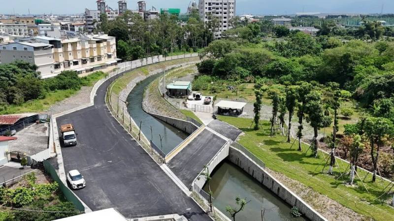 屏東縣潮州鎮民治溪治水工程歷時1年半完工，2日竣工典禮。工程除拓寬河道、新建護岸外，也融入生態景觀，打造友善親水空間。（屏東縣政府水利處提供）