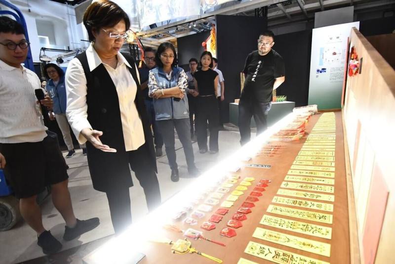 2025台灣設計展10日在彰化縣開展，其中鹿港展區3展館5、6日試營運，彰化縣長王惠美（左2）2日視察展區。（彰化縣政府提供）