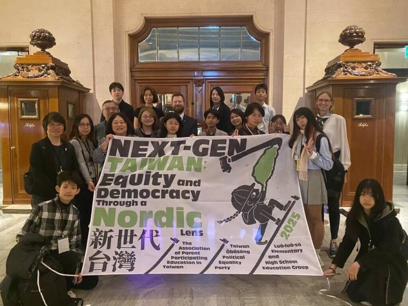 由台灣親子共學教育促進會、暖暖蛇青少年共學團與小民參政歐巴桑聯盟的成員組合而成的青少年新世代參訪團1日完成超過1個月的北歐4國參訪行程，成員表示北歐各國對於青年參政與國家防衛的意識值得台灣學習。（新世代北歐參訪團提供）