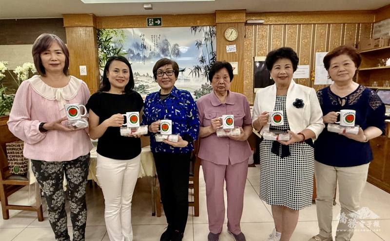 梁菽芬（右1）和執行長曹碧珠（左1）致贈禮物和中秋月餅給三位代表黃林月嬌（右2）、林陳碧（右2）、黃玲玲（左3）