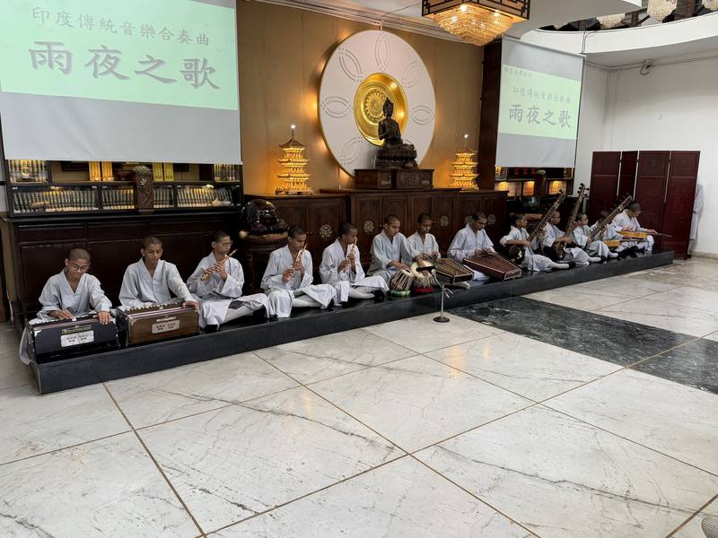 佛光山印度沙彌學園開學典禮上，一組沙彌以印度傳統樂器合奏「雨夜之歌」