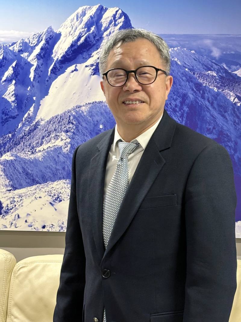 駐歐盟兼駐比利時代表謝志偉10月1日接受中央社專訪。他將國際情勢比擬為足球場上的交鋒，台灣的角色如同守門員，因此特別重視台歐未來在安全方面的交流合作