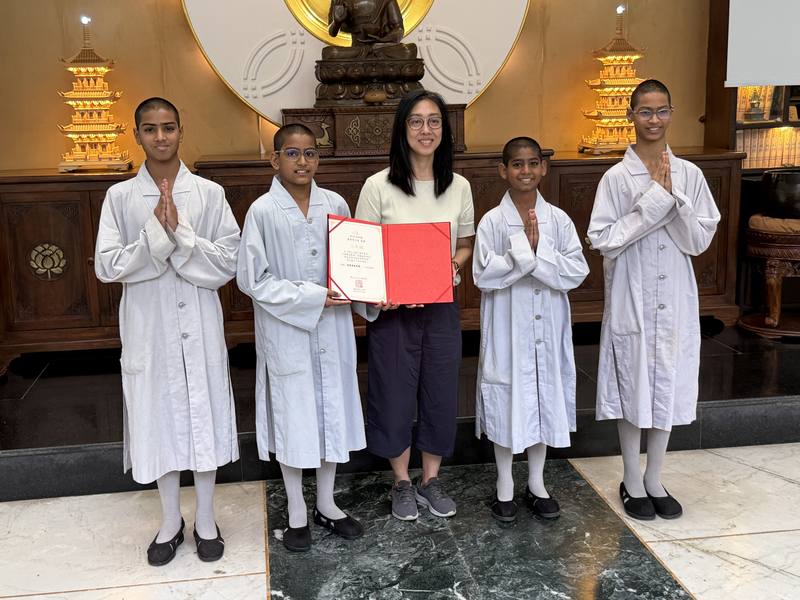 佛光山印度沙彌學園開學典禮上，志工老師頒發優秀學生獎，給表揚成績傑出，及在發心服務、團隊領導等面向上有突出表現的學員