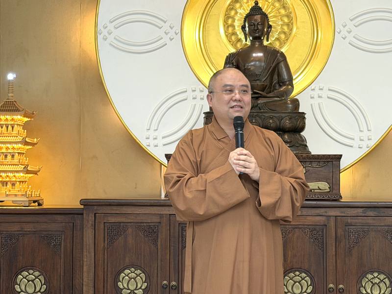 佛光山印度沙彌學園新學期正式開始，主任慧顯法師（圖）要求學員切勿懶惰，也勉勵所有沙彌勇於嘗試，並與自己比較、力求精進