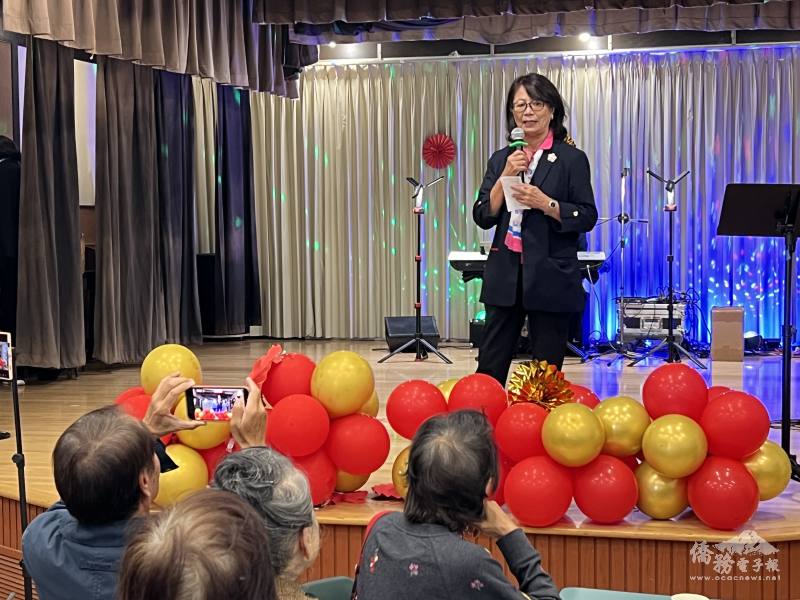 全美中華婦女會會長黃小珠向長者祝賀中秋節愉快