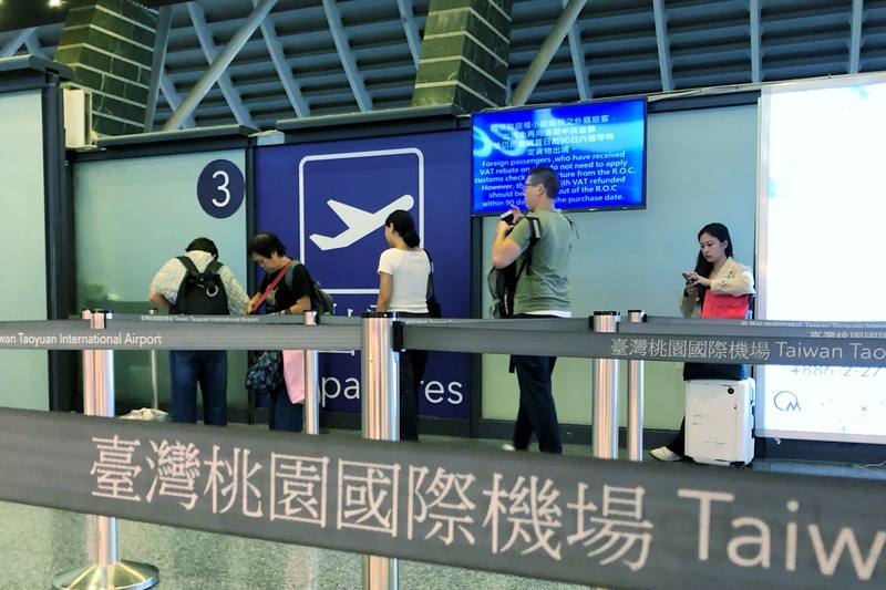 桃園國際機場公司表示，中秋及雙十連假旅運高峰期間為3日至13日，預估約151萬人次旅客，日均約13.7萬人次，建議民眾至少提前3小時抵達機場，並善用智慧服務，加速流程縮短等候時間