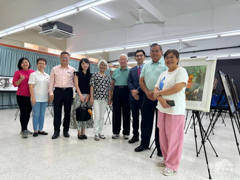 餐敘後與會人員一同前往參觀「森美蘭藝術協會60週年紀念展」