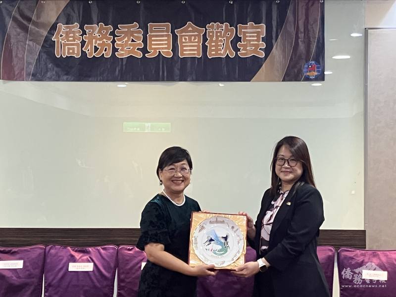 徐佳青代表僑委會致贈「臺灣藍鵲彩繪瓷盤」予訪團