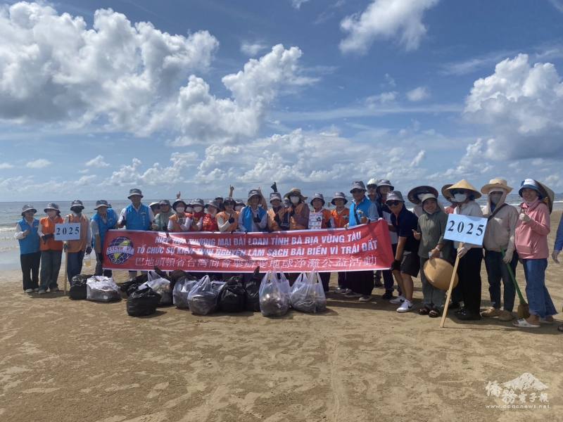 淨灘成果，垃圾集中成堆，展現僑界齊心守護海岸的力量。